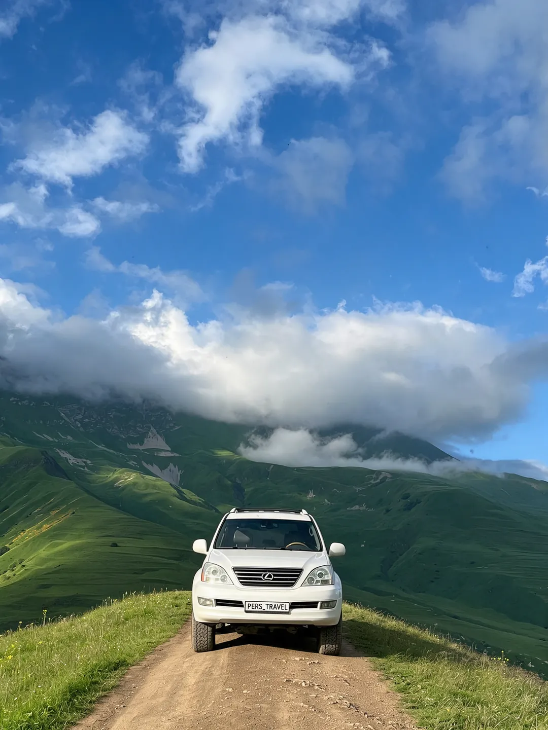 Lexus Аслана на горной дороге